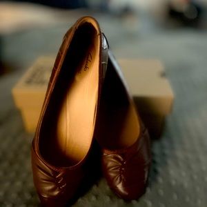 Clarks UN BLUSH WISH
DARK TAN CROCODILE
CUIR CROCO BRUN 8.5